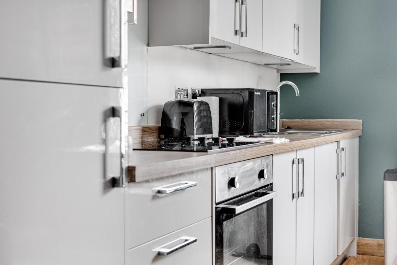 Homely 2 Beds Apt Up To 5 Guests-Wifi By Tent Serviced Apartments Chertsey Exteriér fotografie