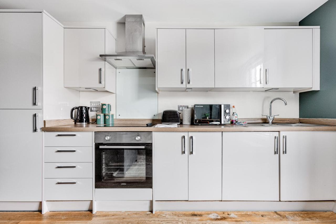 Homely 2 Beds Apt Up To 5 Guests-Wifi By Tent Serviced Apartments Chertsey Exteriér fotografie