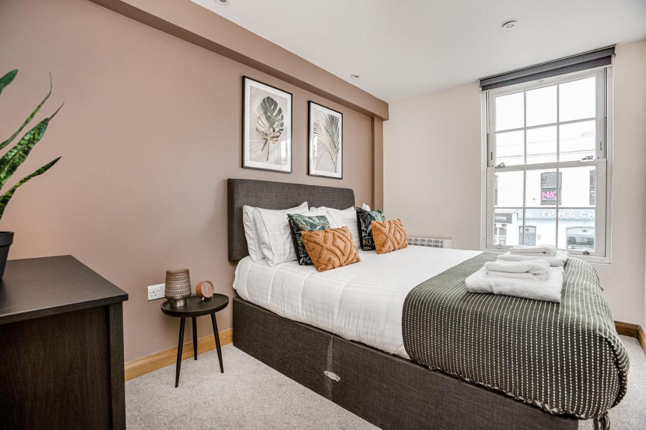 Homely 2 Beds Apt Up To 5 Guests-Wifi By Tent Serviced Apartments Chertsey Exteriér fotografie